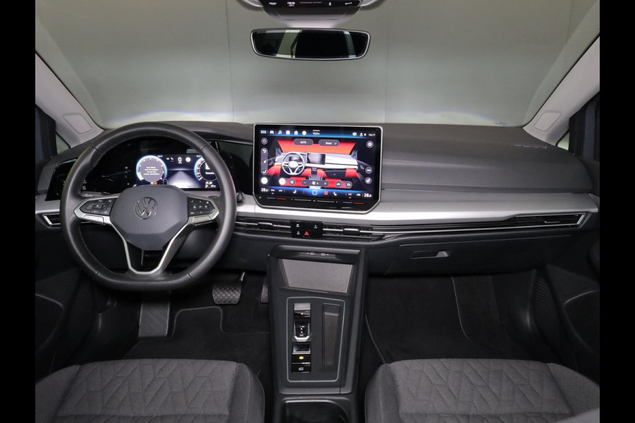 Volkswagen Golf 1.5 eTSI Life Edition 116 pk Automaat (DSG) | Verlengde garantie | Navigatie via App | Panoramadak | Parkeersensoren | Achteruitrijcamera | Matrix LED koplampen | Stoelverwarming |