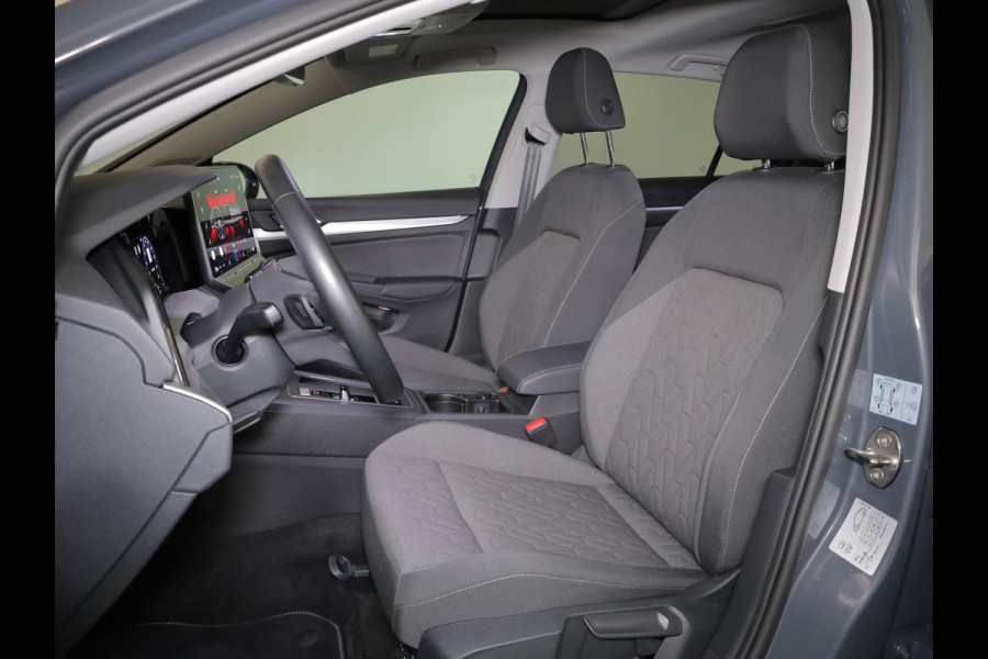 Volkswagen Golf 1.5 eTSI Life Edition 116 pk Automaat (DSG) | Verlengde garantie | Navigatie via App | Panoramadak | Parkeersensoren | Achteruitrijcamera | Matrix LED koplampen | Stoelverwarming |