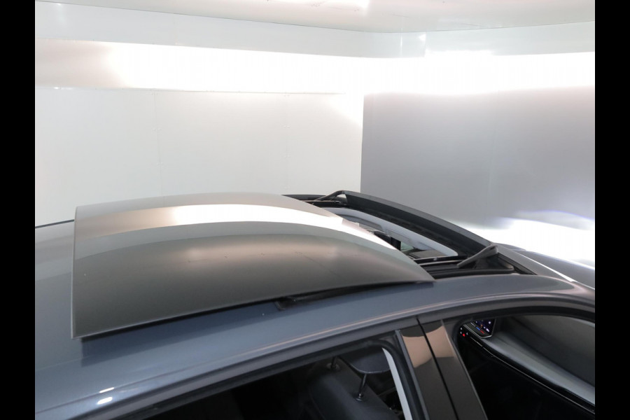 Volkswagen Golf 1.5 eTSI Life Edition 116 pk Automaat (DSG) | Verlengde garantie | Navigatie via App | Panoramadak | Parkeersensoren | Achteruitrijcamera | Matrix LED koplampen | Stoelverwarming |