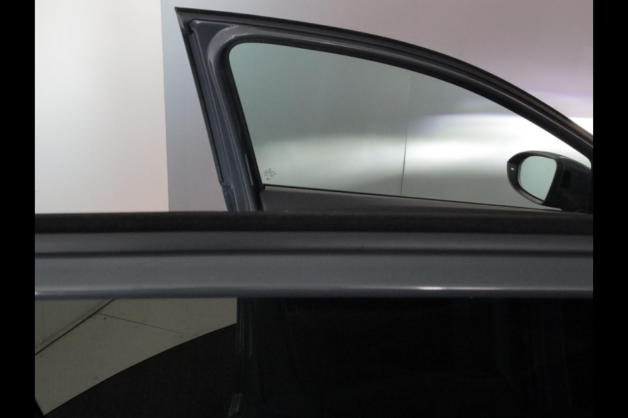 Volkswagen Golf 1.5 eTSI Life Edition 116 pk Automaat (DSG) | Verlengde garantie | Navigatie via App | Panoramadak | Parkeersensoren | Achteruitrijcamera | Matrix LED koplampen | Stoelverwarming |