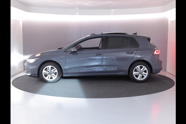 Volkswagen Golf 1.5 eTSI Life Edition 116 pk Automaat (DSG) | Verlengde garantie | Navigatie via App | Panoramadak | Parkeersensoren | Achteruitrijcamera | Matrix LED koplampen | Stoelverwarming |