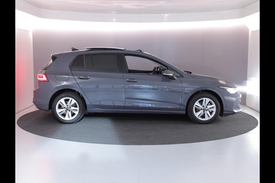 Volkswagen Golf 1.5 eTSI Life Edition 116 pk Automaat (DSG) | Verlengde garantie | Navigatie via App | Panoramadak | Parkeersensoren | Achteruitrijcamera | Matrix LED koplampen | Stoelverwarming |