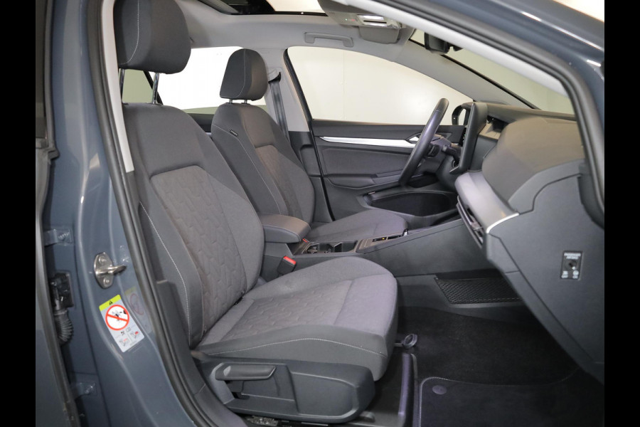 Volkswagen Golf 1.5 eTSI Life Edition 116 pk Automaat (DSG) | Verlengde garantie | Navigatie via App | Panoramadak | Parkeersensoren | Achteruitrijcamera | Matrix LED koplampen | Stoelverwarming |