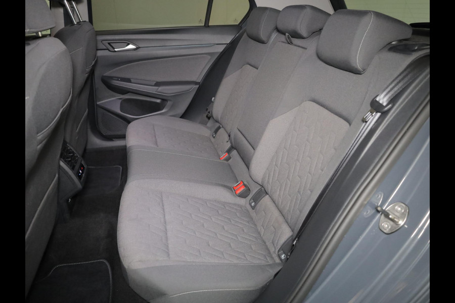 Volkswagen Golf 1.5 eTSI Life Edition 116 pk Automaat (DSG) | Verlengde garantie | Navigatie via App | Panoramadak | Parkeersensoren | Achteruitrijcamera | Matrix LED koplampen | Stoelverwarming |