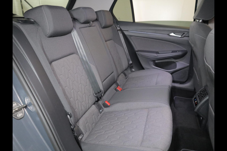 Volkswagen Golf 1.5 eTSI Life Edition 116 pk Automaat (DSG) | Verlengde garantie | Navigatie via App | Panoramadak | Parkeersensoren | Achteruitrijcamera | Matrix LED koplampen | Stoelverwarming |