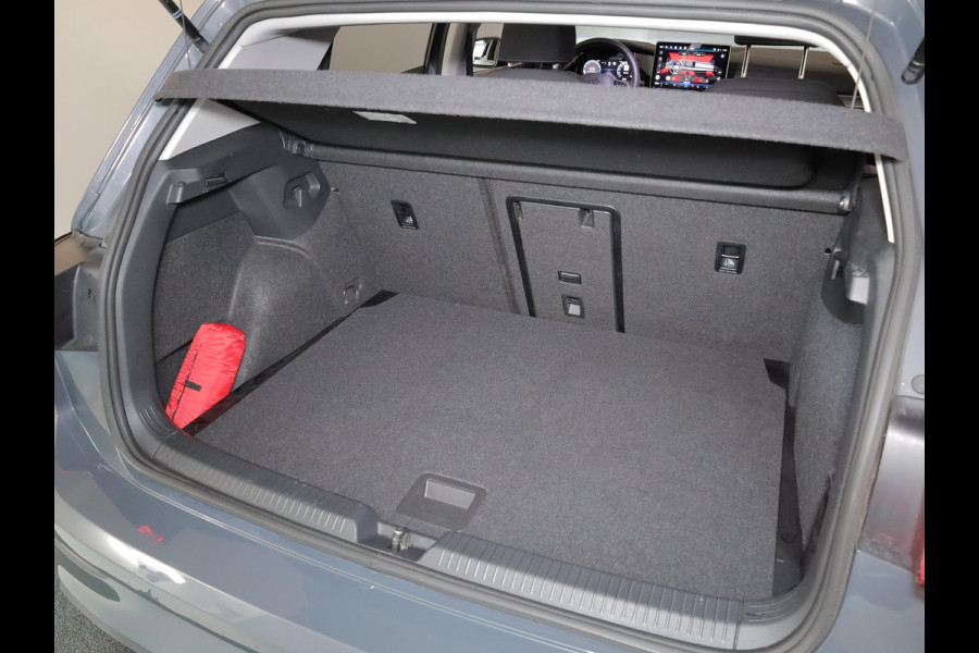 Volkswagen Golf 1.5 eTSI Life Edition 116 pk Automaat (DSG) | Verlengde garantie | Navigatie via App | Panoramadak | Parkeersensoren | Achteruitrijcamera | Matrix LED koplampen | Stoelverwarming |