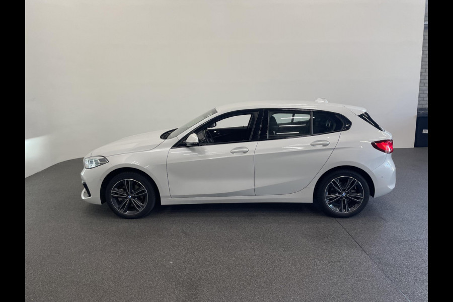BMW 1-serie 118i Sportline Business Edition Aut. Navigatie Apple Carplay/Android Auto Camera Parkeersensoren Cruise Control Virtual Cockpit Sfeerverlichting Ledverlichting Climate Control Lichtmetalen velgen
