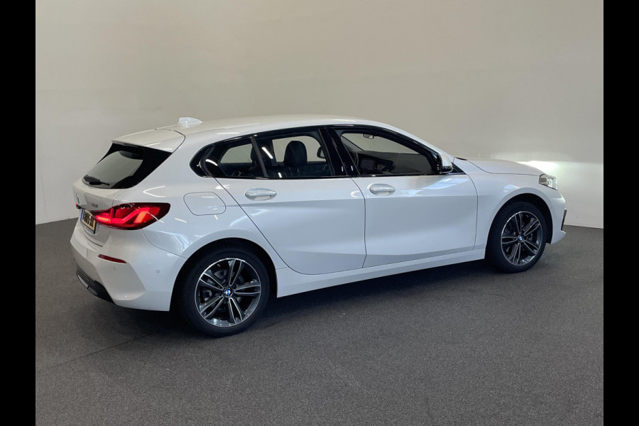 BMW 1-serie 118i Sportline Business Edition Aut. Navigatie Apple Carplay/Android Auto Camera Parkeersensoren Cruise Control Virtual Cockpit Sfeerverlichting Ledverlichting Climate Control Lichtmetalen velgen
