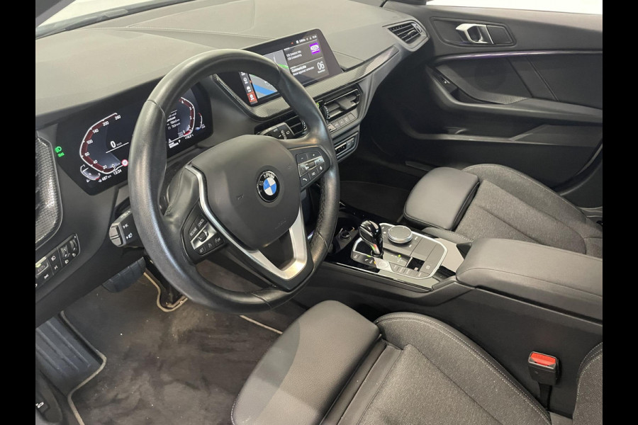BMW 1-serie 118i Sportline Business Edition Aut. Navigatie Apple Carplay/Android Auto Camera Parkeersensoren Cruise Control Virtual Cockpit Sfeerverlichting Ledverlichting Climate Control Lichtmetalen velgen