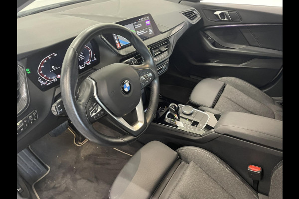 BMW 1-serie 118i Sportline Business Edition Aut. Navigatie Apple Carplay/Android Auto Camera Parkeersensoren Cruise Control Virtual Cockpit Sfeerverlichting Ledverlichting Climate Control Lichtmetalen velgen