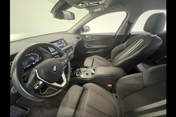 BMW 1-serie 118i Sportline Business Edition Aut. Navigatie Apple Carplay/Android Auto Camera Parkeersensoren Cruise Control Virtual Cockpit Sfeerverlichting Ledverlichting Climate Control Lichtmetalen velgen