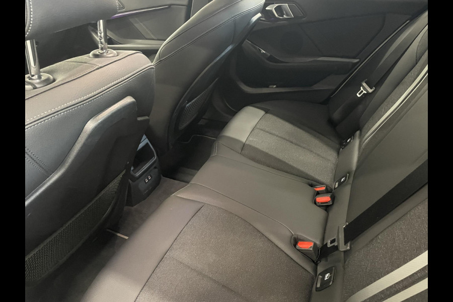 BMW 1-serie 118i Sportline Business Edition Aut. Navigatie Apple Carplay/Android Auto Camera Parkeersensoren Cruise Control Virtual Cockpit Sfeerverlichting Ledverlichting Climate Control Lichtmetalen velgen