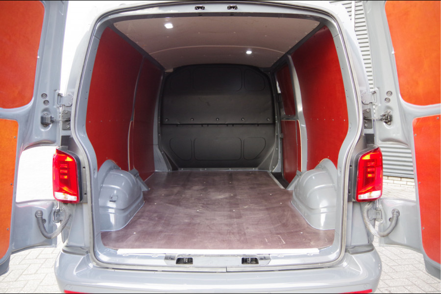 Volkswagen Transporter 2.0 TDI L2 150PK AUT. LED, TREKHAAK, CRUISE, CARPLAY, AIRCO, PARKEERSENSOREN, NL AUTO, NAP