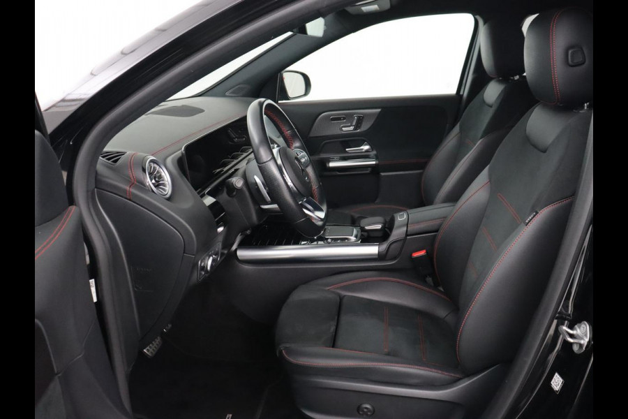 Mercedes-Benz EQA 250 AMG 67kWh | Trekhaak | Carplay | Head-Up | Stoelverwarming | Memory | Keyless | Navigatie | Leder/Alcantara | Sfeerverlichting | Widescreen | Full LED | Park Assist