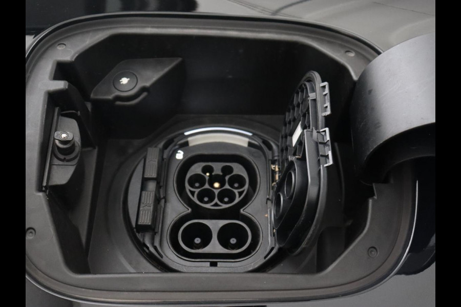 Mercedes-Benz EQA 250 AMG 67kWh | Trekhaak | Carplay | Head-Up | Stoelverwarming | Memory | Keyless | Navigatie | Leder/Alcantara | Sfeerverlichting | Widescreen | Full LED | Park Assist