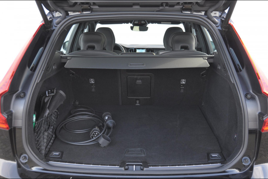 Volvo XC60 T6 350PK Automaat AWD Plus Black Edition / Trekhaak / Panoramadak / BLIS / Adaptieve cruise control / Keyless entry / Stoel - en stuurwielverwarming / elektrische stoelen met geheugen / Parkeersensoren met 360 camera / Elektrische achterklep