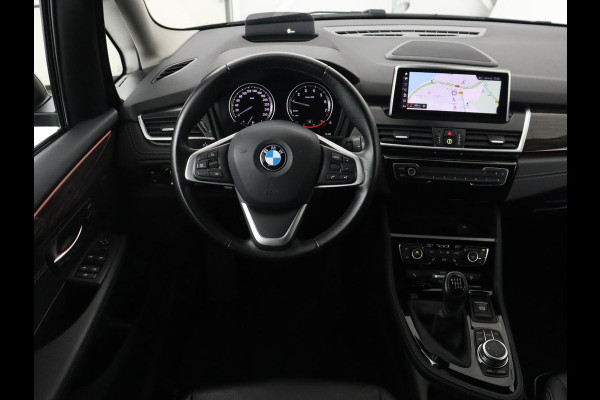 BMW 2 Serie Gran Tourer 216i Luxury Line 7-persoons | Trekhaak | Stoelverwarming | Leder | Head-Up | Camera | Navigatie | Full LED | Park Assist | Sfeerverlichting | Climate control | Getint glas