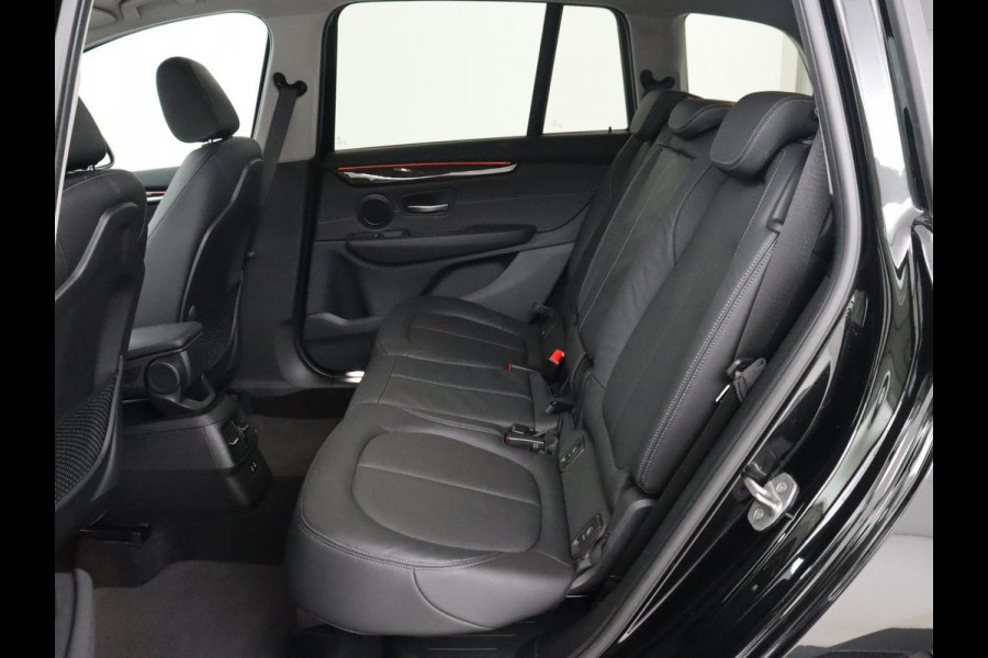 BMW 2 Serie Gran Tourer 216i Luxury Line 7-persoons | Trekhaak | Stoelverwarming | Leder | Head-Up | Camera | Navigatie | Full LED | Park Assist | Sfeerverlichting | Climate control | Getint glas