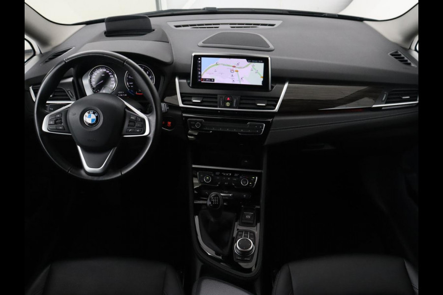 BMW 2 Serie Gran Tourer 216i Luxury Line 7-persoons | Trekhaak | Stoelverwarming | Leder | Head-Up | Camera | Navigatie | Full LED | Park Assist | Sfeerverlichting | Climate control | Getint glas