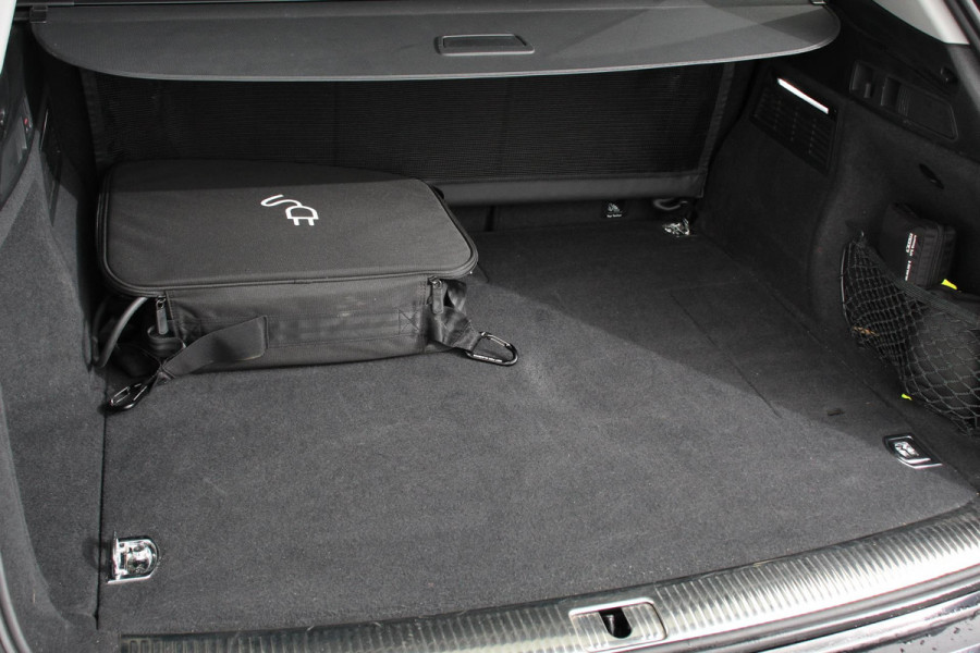 Audi Q5 50 TFSI e quattro PHEV Prestige | Navigatie | Apple Carplay/Android Auto | Adaptive Cruise Control | Parkeersensoren | Camera | Lane Assist | Elektrische achterklep | Matrix | LED koplampen | Dynamische knipperlichten | Inklapbare trekhaak | Virtual Cockpit | Stoelverwarming | Privacyglass | Ambienteverlichting Multicolor