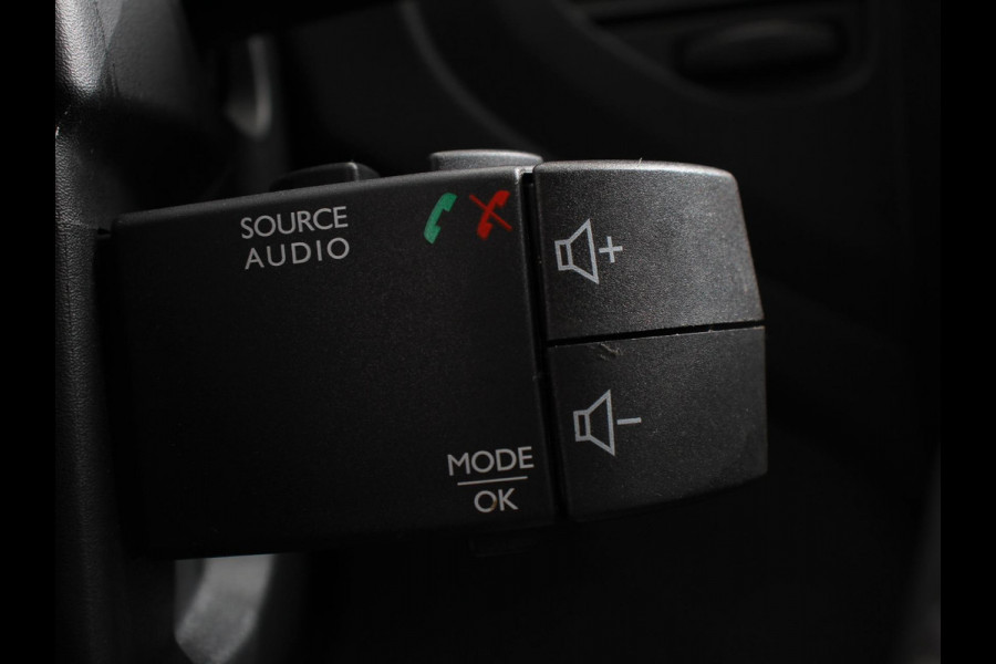 Renault Captur 0.9 TCe Intens | Navigatie | Climate Control | Parkeer Sensoren | Bluetooth | Cruise control | Lichtmetalen Velgen