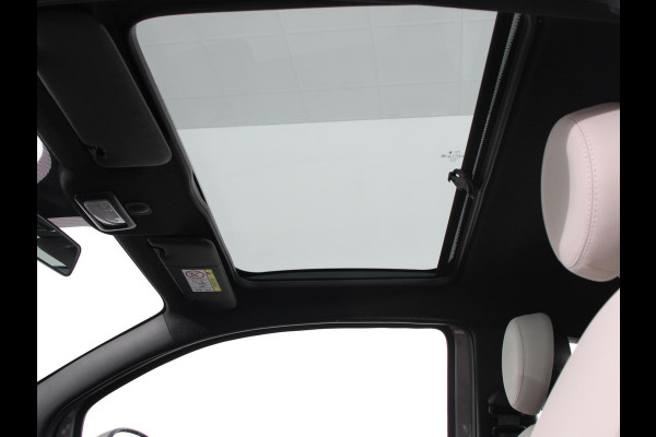 Fiat 500 1.0 Hybrid Dolcevita | Climate control | Cruise control | Panorama dak | Parkeersensor achter | Radio Apple Carplay/ Android Auto