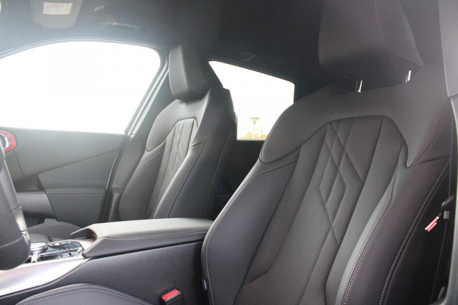 BMW X3 30e xDRIVE M-SPORT 299PK | M-SPORTPAKKET 337 MET O.A. M AERODYNAMICA PAKKET - SHADOWLINE RAAMOMLIJSTING - M-SPORT ONDERSTEL - M-INTERIEUR PAKKET - VEGANZA LEDEREN BEKLEDING - M-SPORT INTERIEURLIJSTEN - M-SPORTSTUUR - M ZWARTE HEMELBEKLEDING | PREMIUM PACK MET O.A. LENDESTEUN ELEKTRISCH VERSTELBAAR OP DE VOORSTOELEN - HARMAN KARDON PREMIUM ADIO - TRAVEL EN COMFORT SYSTEM - ADAPTIEVE FULL LED KOPLAMPEN | PROFESSIONAL PACK MET O.A. PARKING ASSISTANT PLUS - DRIVING ASSISTANT PLUS - INTERIEUR CAMERA - BMW LIVE COCKPIT PROFESSIONAL | ELEKTRISCHE VERSTELBARE SPORTSTOELEM MET