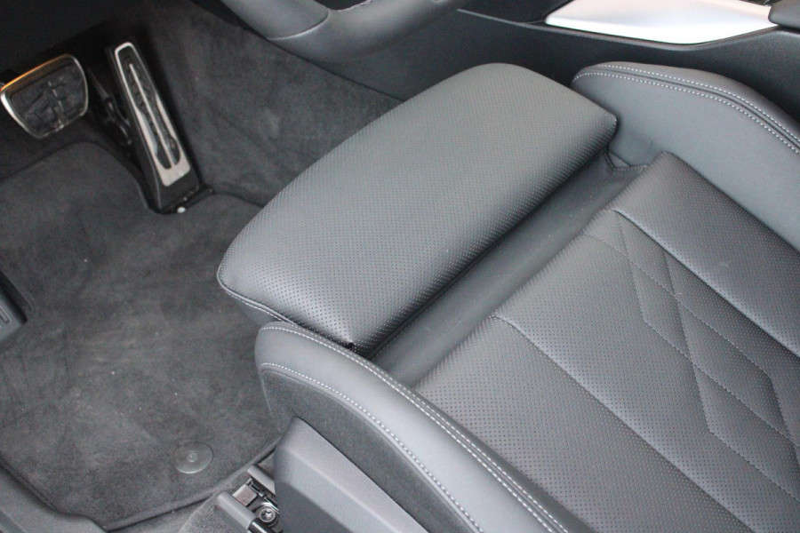 BMW X3 30e xDRIVE M-SPORT 299PK | M-SPORTPAKKET 337 MET O.A. M AERODYNAMICA PAKKET - SHADOWLINE RAAMOMLIJSTING - M-SPORT ONDERSTEL - M-INTERIEUR PAKKET - VEGANZA LEDEREN BEKLEDING - M-SPORT INTERIEURLIJSTEN - M-SPORTSTUUR - M ZWARTE HEMELBEKLEDING | PREMIUM PACK MET O.A. LENDESTEUN ELEKTRISCH VERSTELBAAR OP DE VOORSTOELEN - HARMAN KARDON PREMIUM ADIO - TRAVEL EN COMFORT SYSTEM - ADAPTIEVE FULL LED KOPLAMPEN | PROFESSIONAL PACK MET O.A. PARKING ASSISTANT PLUS - DRIVING ASSISTANT PLUS - INTERIEUR CAMERA - BMW LIVE COCKPIT PROFESSIONAL | ELEKTRISCHE VERSTELBARE SPORTSTOELEM MET