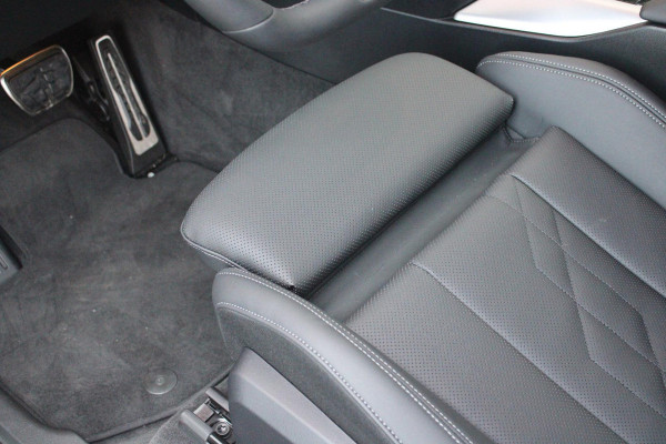 BMW X3 30e xDRIVE M-SPORT 299PK | M-SPORTPAKKET 337 MET O.A. M AERODYNAMICA PAKKET - SHADOWLINE RAAMOMLIJSTING - M-SPORT ONDERSTEL - M-INTERIEUR PAKKET - VEGANZA LEDEREN BEKLEDING - M-SPORT INTERIEURLIJSTEN - M-SPORTSTUUR - M ZWARTE HEMELBEKLEDING | PREMIUM PACK MET O.A. LENDESTEUN ELEKTRISCH VERSTELBAAR OP DE VOORSTOELEN - HARMAN KARDON PREMIUM ADIO - TRAVEL EN COMFORT SYSTEM - ADAPTIEVE FULL LED KOPLAMPEN | PROFESSIONAL PACK MET O.A. PARKING ASSISTANT PLUS - DRIVING ASSISTANT PLUS - INTERIEUR CAMERA - BMW LIVE COCKPIT PROFESSIONAL | ELEKTRISCHE VERSTELBARE SPORTSTOELEM MET