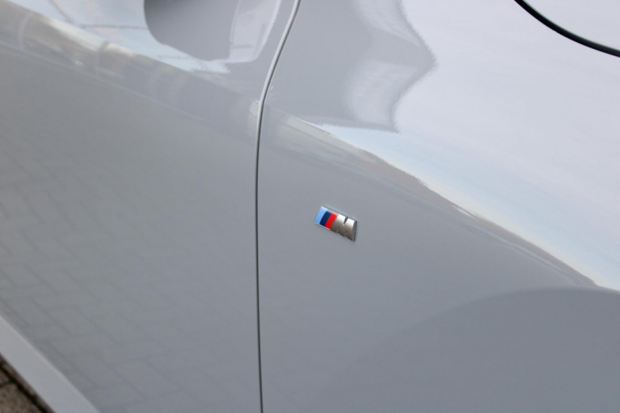 BMW X3 30e xDRIVE M-SPORT 299PK | M-SPORTPAKKET 337 MET O.A. M AERODYNAMICA PAKKET - SHADOWLINE RAAMOMLIJSTING - M-SPORT ONDERSTEL - M-INTERIEUR PAKKET - VEGANZA LEDEREN BEKLEDING - M-SPORT INTERIEURLIJSTEN - M-SPORTSTUUR - M ZWARTE HEMELBEKLEDING | PREMIUM PACK MET O.A. LENDESTEUN ELEKTRISCH VERSTELBAAR OP DE VOORSTOELEN - HARMAN KARDON PREMIUM ADIO - TRAVEL EN COMFORT SYSTEM - ADAPTIEVE FULL LED KOPLAMPEN | PROFESSIONAL PACK MET O.A. PARKING ASSISTANT PLUS - DRIVING ASSISTANT PLUS - INTERIEUR CAMERA - BMW LIVE COCKPIT PROFESSIONAL | ELEKTRISCHE VERSTELBARE SPORTSTOELEM MET