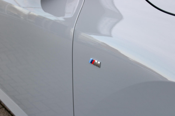 BMW X3 30e xDRIVE M-SPORT 299PK | M-SPORTPAKKET 337 MET O.A. M AERODYNAMICA PAKKET - SHADOWLINE RAAMOMLIJSTING - M-SPORT ONDERSTEL - M-INTERIEUR PAKKET - VEGANZA LEDEREN BEKLEDING - M-SPORT INTERIEURLIJSTEN - M-SPORTSTUUR - M ZWARTE HEMELBEKLEDING | PREMIUM PACK MET O.A. LENDESTEUN ELEKTRISCH VERSTELBAAR OP DE VOORSTOELEN - HARMAN KARDON PREMIUM ADIO - TRAVEL EN COMFORT SYSTEM - ADAPTIEVE FULL LED KOPLAMPEN | PROFESSIONAL PACK MET O.A. PARKING ASSISTANT PLUS - DRIVING ASSISTANT PLUS - INTERIEUR CAMERA - BMW LIVE COCKPIT PROFESSIONAL | ELEKTRISCHE VERSTELBARE SPORTSTOELEM MET