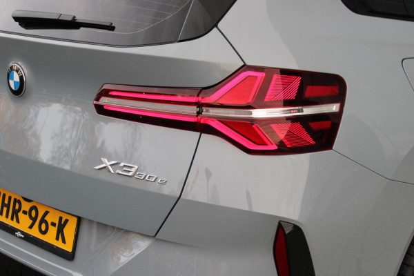 BMW X3 30e xDRIVE M-SPORT 299PK | M-SPORTPAKKET 337 MET O.A. M AERODYNAMICA PAKKET - SHADOWLINE RAAMOMLIJSTING - M-SPORT ONDERSTEL - M-INTERIEUR PAKKET - VEGANZA LEDEREN BEKLEDING - M-SPORT INTERIEURLIJSTEN - M-SPORTSTUUR - M ZWARTE HEMELBEKLEDING | PREMIUM PACK MET O.A. LENDESTEUN ELEKTRISCH VERSTELBAAR OP DE VOORSTOELEN - HARMAN KARDON PREMIUM ADIO - TRAVEL EN COMFORT SYSTEM - ADAPTIEVE FULL LED KOPLAMPEN | PROFESSIONAL PACK MET O.A. PARKING ASSISTANT PLUS - DRIVING ASSISTANT PLUS - INTERIEUR CAMERA - BMW LIVE COCKPIT PROFESSIONAL | ELEKTRISCHE VERSTELBARE SPORTSTOELEM MET