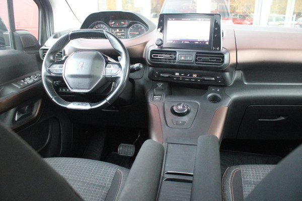 Peugeot Rifter 1.2 130PK AUTOMAAT GT-LINE | PANORAMA DAK INCL. BAGAGE DEK | TREKHAAK | NAVIGATIE | APPLE CARPLAY/ANDROID AUTO | PARKEERSENSOREN ACHTER | LICHTMETALEN VELGEN | CLIMATE CONTROL | CRUISE CONTROL | DAB+ RADIO |