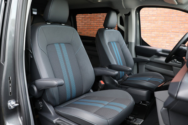 Ford Transit Custom 300 2.0 TDCI L2H1 Sport 170 PK DC | Dubbel Cabine | 360 Camera | ACC | Blind Spot | Navigatie | Camera | CarPlay | Lane Assist | Elek. Trekhaak | 5-Zitter | BPM VRIJ | Verlengde fabrieksgarantie tot 12-2029