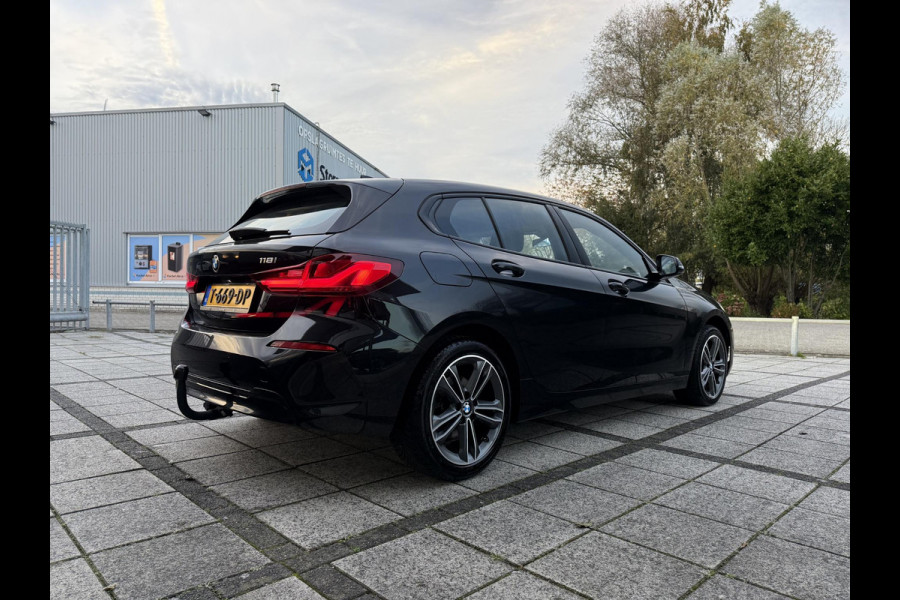 BMW 1-serie 118i Aut. Exe Sportline M-Int | Trekhaak | Facelift | Virtual Cockpit |