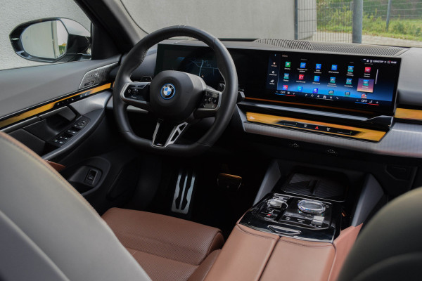 BMW 5 Serie 550e xDrive M-Sport Pro/ Panoramadak/ Bouwers & Wilkins/ 4-wiel sturing/ 360kW