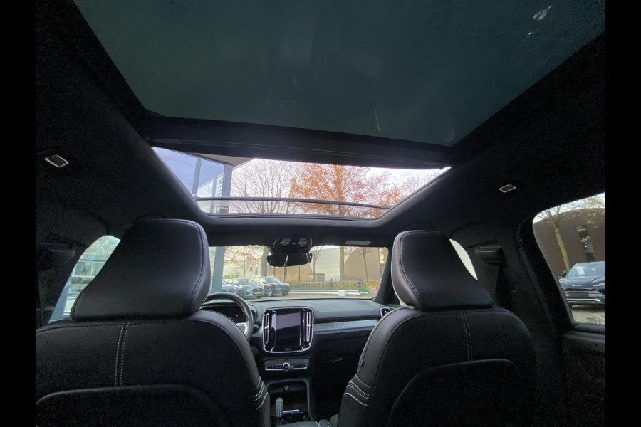 Volvo XC40 Recharge P8 AWD R-Design SOH 92% 1e eigenaar | Origineel NL auto | Pano | Harman Kardon | 360° Camera | Elec. trekhaak | Rijklaar met 12 mnd BOVAG | BTW verrekenbaar