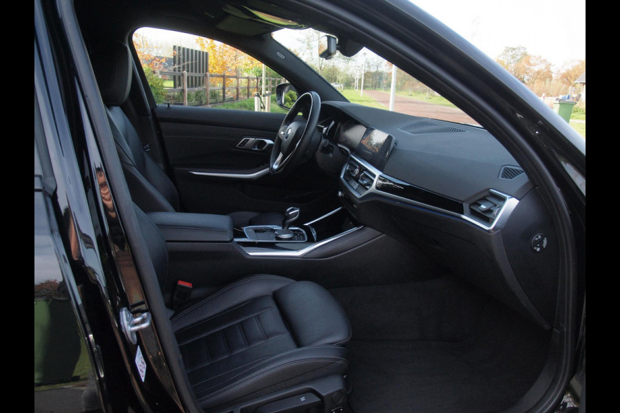 BMW 3 Serie Touring 318i Executive Edition | Camera | Apple Carplay | Trekhaak | Cruise Control | Automaat |