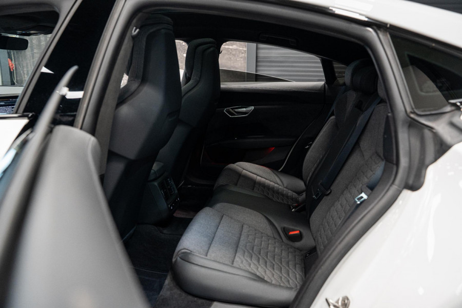Audi e-tron GT GT 93 kWh *Luchtvering / BTW / Panorama / Warmtepomp / Surround-view / Keyless*