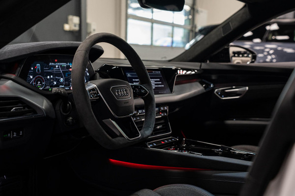 Audi e-tron GT GT 93 kWh *Luchtvering / BTW / Panorama / Warmtepomp / Surround-view / Keyless*