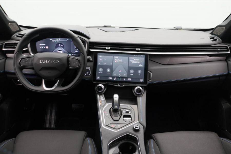 Lynk & Co 01 1.5 261PK Plug-in Hybrid *Zwarte Hemel* Stuurwiel verwarmd* 360° Camera Pano/dak Apple/Carplay Adaptive/Cruise