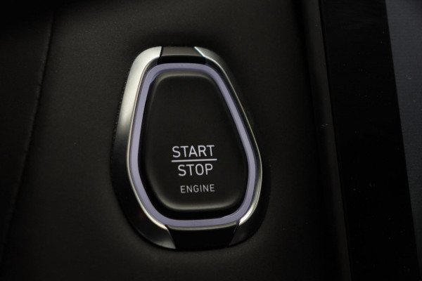 Lynk & Co 01 1.5 261PK Plug-in Hybrid *Zwarte Hemel* Stuurwiel verwarmd* 360° Camera Pano/dak Apple/Carplay Adaptive/Cruise