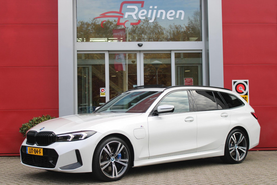 BMW 3 Serie Touring 330e 292PK M-SPORT | M-SPORT PRO-PAKKET | M-SPORT REMMEN UITGEVOERD IN DONKERBLAUW MET M LOGO | BMW LIVE COCKPIT PROFESSIONAL | CURVED DISPLAY |DRIVING ASSISTANT INCL. HEAD-UP DISPLAY | PANORAMISCH SCHUIF/KANTEL DAK | PARKING ASSIST INCL. ACHTERUITRIJCAMERA | ADAPTIEVE LED KOPLAMPEN |SHADOW LINE | M-SPORTSTOELEN VOOR | LEDER VERNASCA MET CONTRAST STIKSELS M-SPORT | STOEL VERWARMING | DRAADLOZE APPLE CARPLAY | ELEKTRISCH VERSTELBARE STOELEN MET GEHEUGEN FUNCTIE | HEAD UP DISPLAY | DRAADLOZE TELEFOONLADER | DODEHOEK BEWAKING | COMFORT PACK INCL. ELEKTRISCHE ACHTE