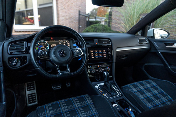 Volkswagen Golf 1.4 GTE PHEV 204 PK Adaptive Virtual Cockpit Camera Keyless 18''