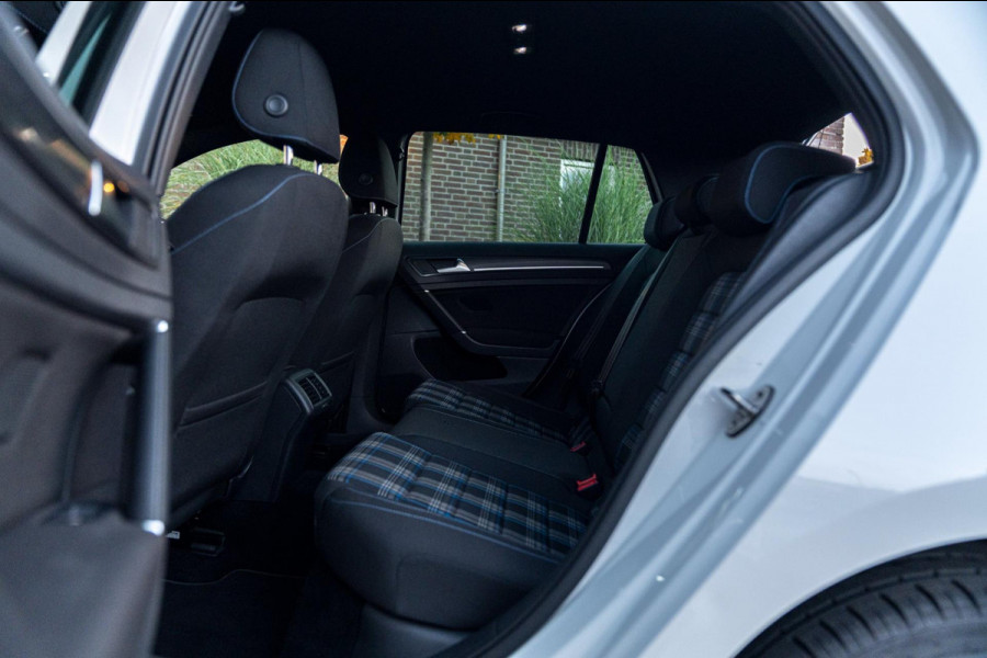 Volkswagen Golf 1.4 GTE PHEV 204 PK Adaptive Virtual Cockpit Camera Keyless 18''