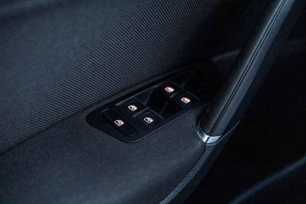 Volkswagen Golf 1.4 GTE PHEV 204 PK Adaptive Virtual Cockpit Camera Keyless 18''