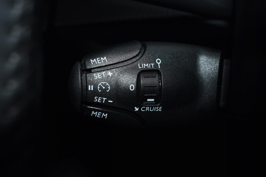 Peugeot 208 1.2 PureTech 100PK Allure Pack | Carplay | Camera | Keyless | Stoelverw. | Incl. garantie