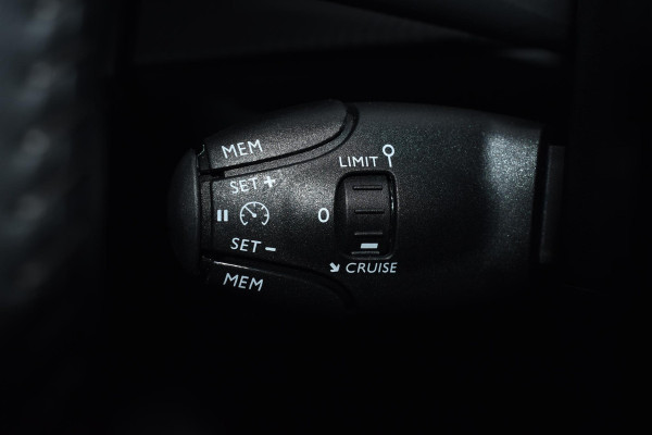 Peugeot 208 1.2 PureTech 100PK Allure Pack | Carplay | Camera | Keyless | Stoelverw. | Incl. garantie