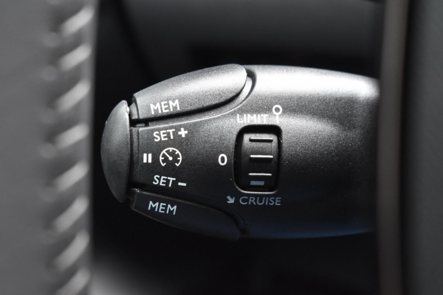 Peugeot 208 1.2 PureTech 100PK Allure Pack | Carplay | Camera | Keyless | Stoelverw. | Incl. garantie