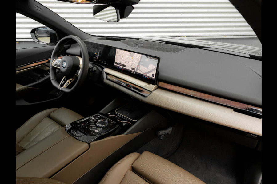 BMW 5 Serie Touring 550e xDrive M-Sport Pro - Pano - Onderstel Prof - Driving Ass Plus - Harman Kardon